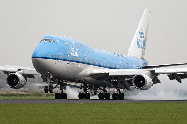 Boeing 747 компанії KLM викидає хмари вуглекислого газу