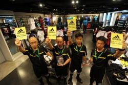 Учасники акції привертають увагу до токсичності одягу марки Adidas